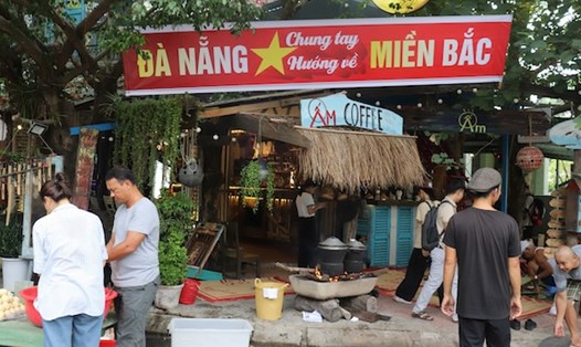 Đà Nẵng gói bánh chưng gửi tặng người dân vùng lũ. Ảnh: Nguyễn Linh