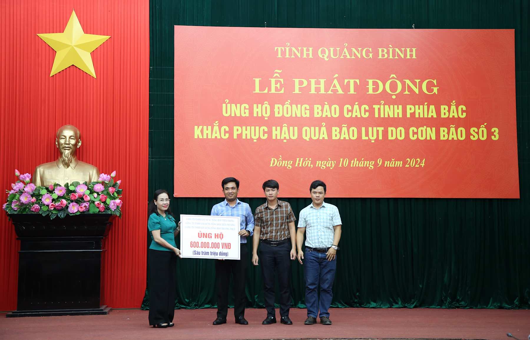 Organizations and businesses present symbolic support plaques. Photo: Cong Sang