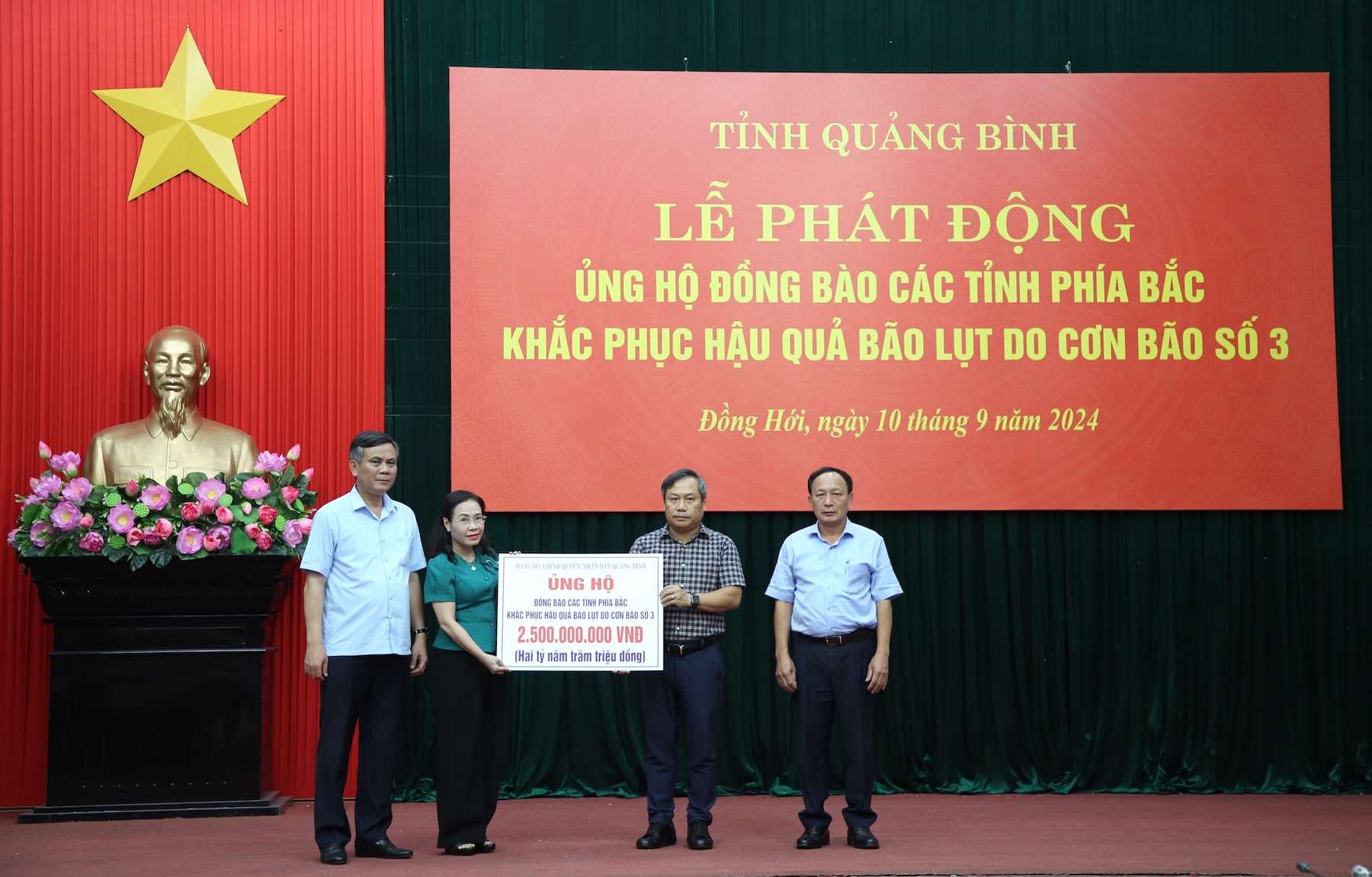 Đảng bộ, Chính quyền và Nhân dân tỉnh Quảng Bình ủng hộ đồng bào các tỉnh phía Bắc khắc phục hậu quả bão lụt do cơn bão số 3. Ảnh: Công Sáng