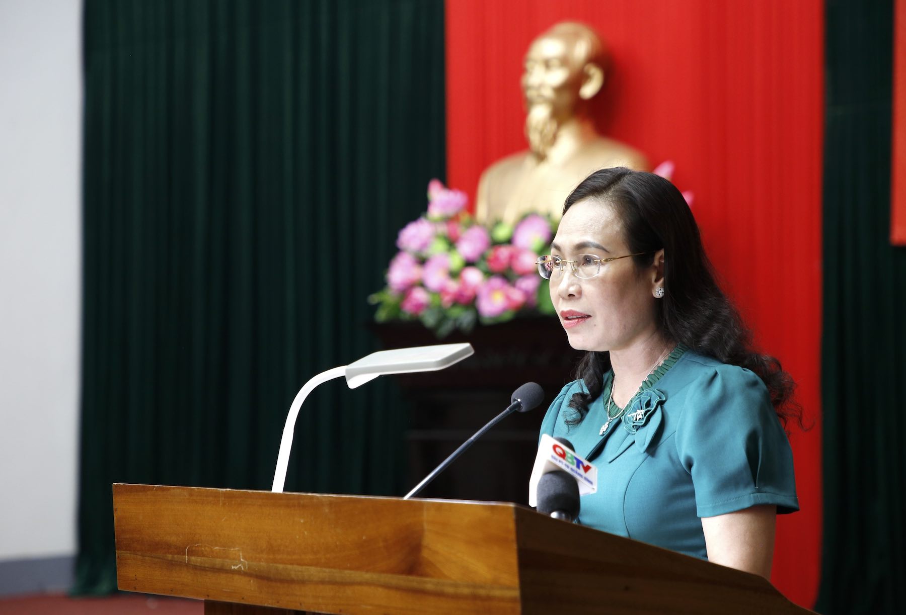 Ms. Pham Thi Han - Chairwoman of the Vietnam Fatherland Front Committee of Quang Binh province reads the appeal letter. Photo: Cong Sang