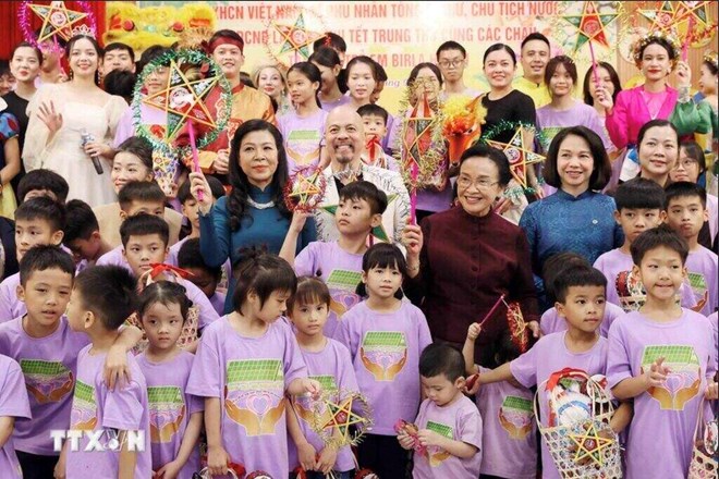 Phu nhân Ngô Phương Ly và Naly Sisoulith thăm làng trẻ em