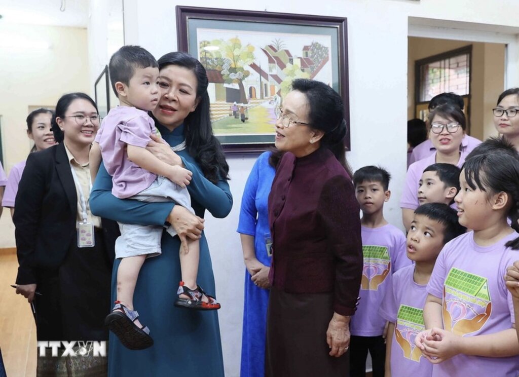 Hai Phu nhân đã cùng dự Chương trình Vui Tết Trung Thu với các em nhỏ. Ảnh: TTXVN