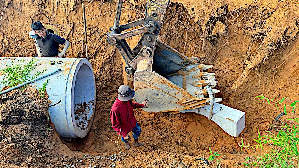 Excavator lowering the pedestal into the sewer. Photo: Duy Tuan