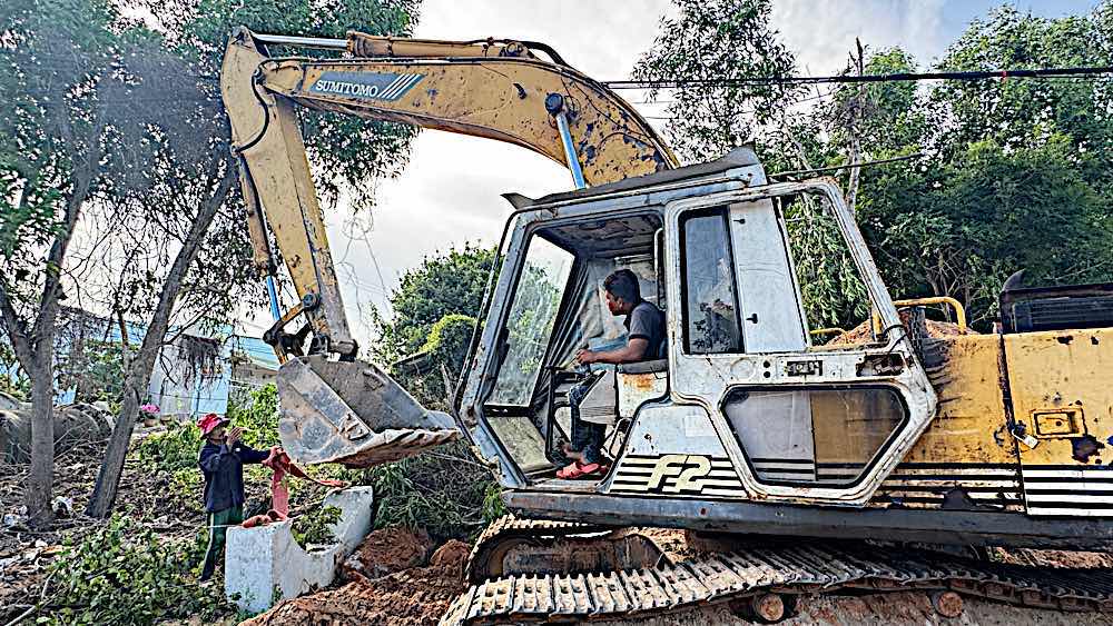 Excavator lifting materials for construction. Photo: Duy Tuan