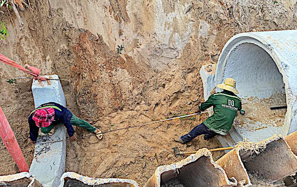 Measuring the distance under the trench to place the culvert. Photo: Duy Tuan