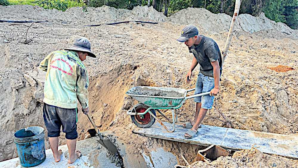 Pouring concrete joints between sewers. Photo: Duy Tuan