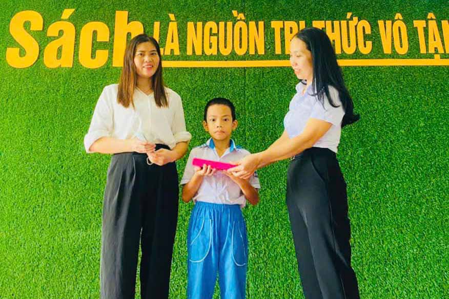 Ban Giám hiệu Trường Tiểu học thị trấn Nghèn tuyên dương em Thắng đã có hành động đẹp "nhặt được của rơi tìm người trả lại". Ảnh: Lộc Tuấn.