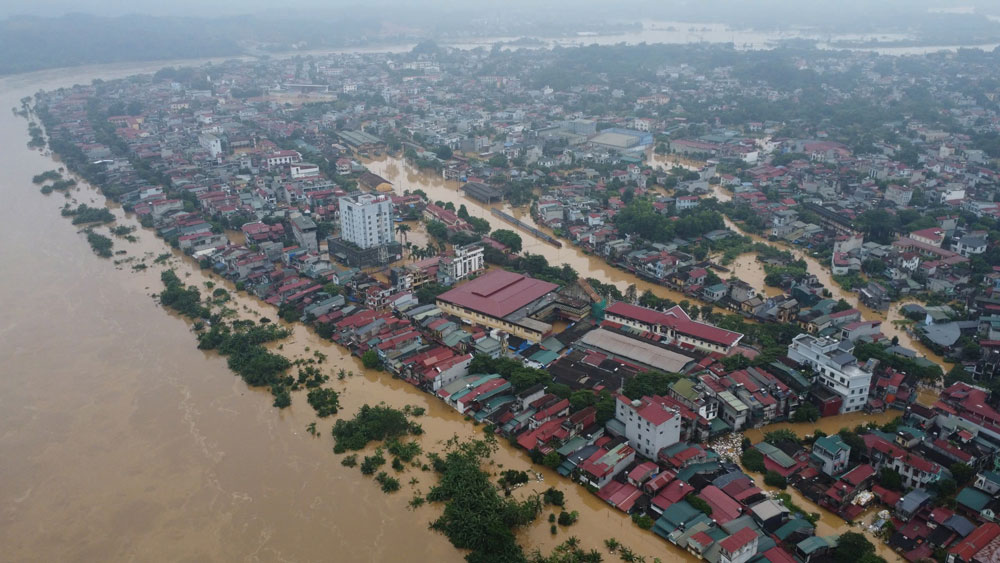 Thousands of houses in Yen Bai City were deeply flooded and had to cut off the power grid to ensure safety. Photo: Bao Nguyen