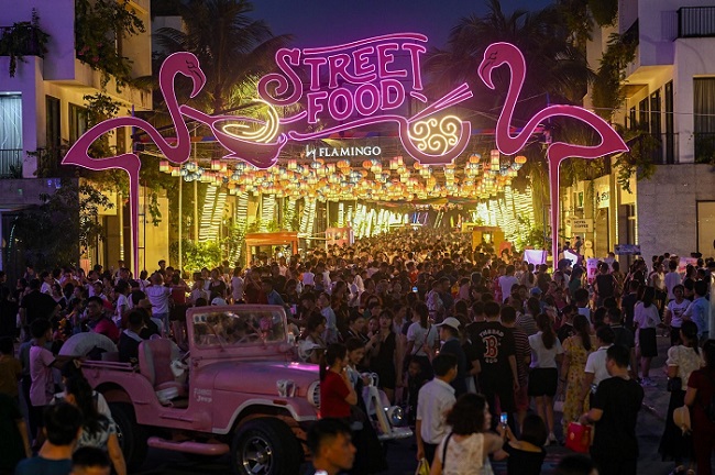 Tens of thousands of tourists enjoy the Lala Town street festival