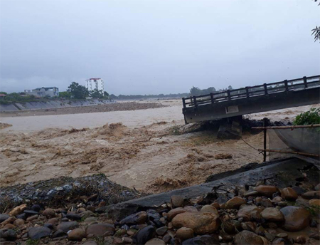 Ngoi Thia bridge collapsed (Yen Bai) causing journalist Dinh Huu Du (Vietnam News Agency) and several other people to be swept away.