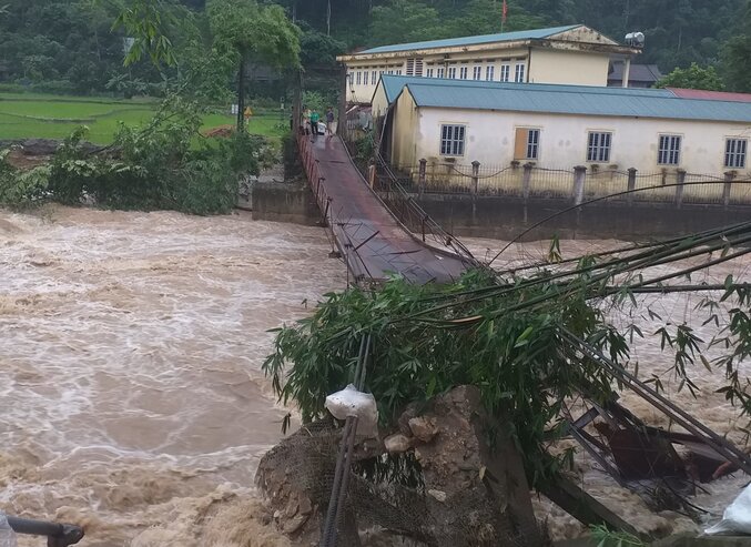 The suspension bridge in Thuong Son commune collapsed. Photo: Thanh Ly