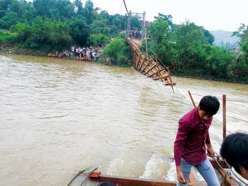 Suspension bridge in Phu Yen, Son La suddenly collapsed. Photo: Thao Nguyen