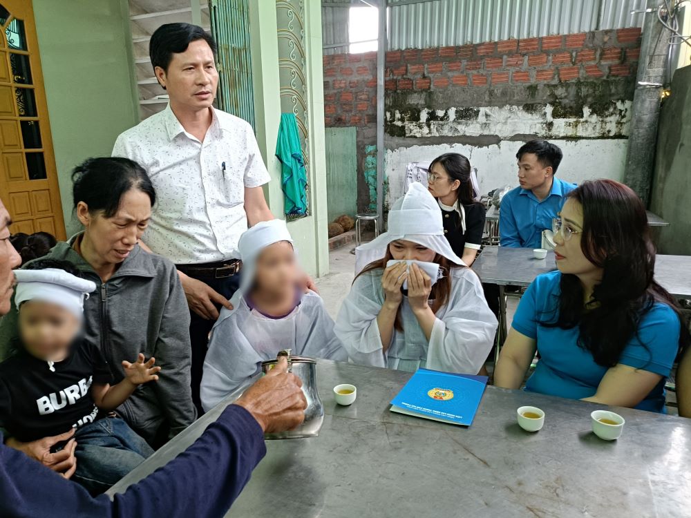 LĐLĐ TP Hải Phòng động viên, chia sẻ mất mát với gia đình nạn nhân người lao động thiệt mạng trong bão số 3. Ảnh: Mai Dung