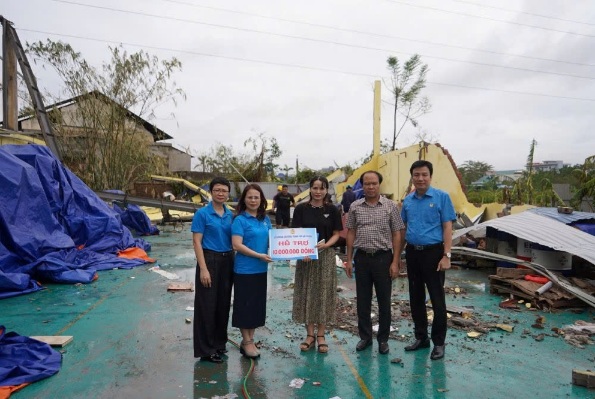 LĐLĐ TP Hải Phòng thăm, động viên Xí nghiệp Bình An (Hồng Bàng) bị sập toàn bộ nhà xưởng do bão số 3. Ảnh: Mai Dung