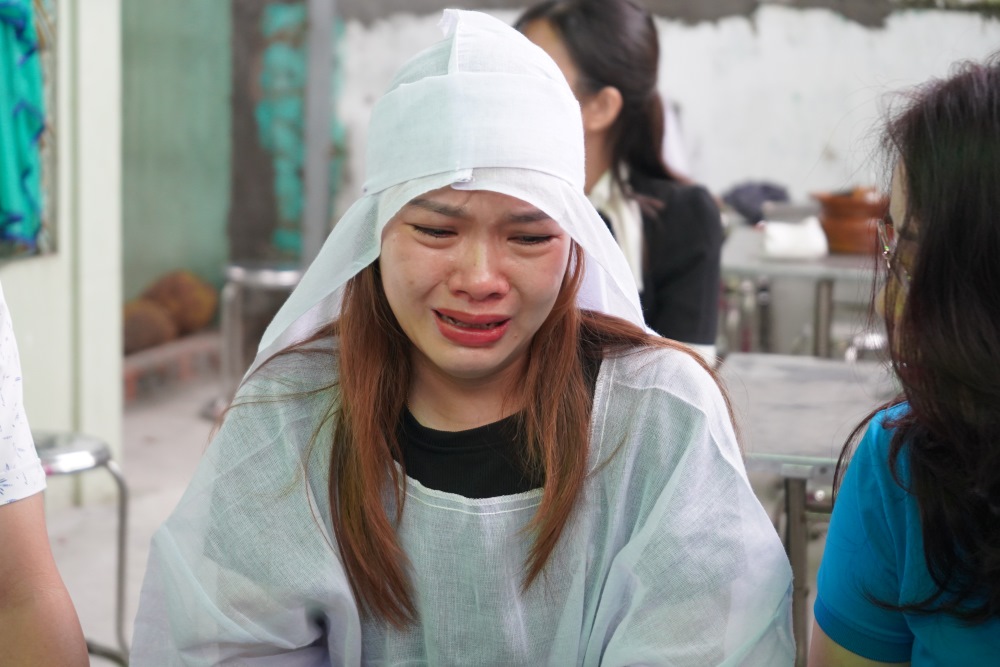 Mr. T's wife cried at the sudden passing of her husband. Photo: Mai Dung