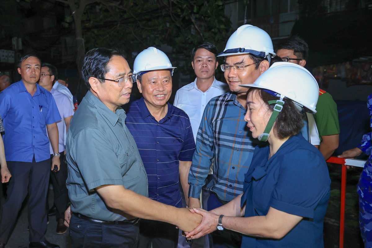 Thủ tướng Chính phủ Phạm Minh Chính kiểm tra, động viên công tác khắc phục hậu quả bão tại Hải Phòng chiều tối 8.9. Ảnh: Nhật Bắc