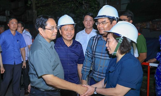 Thủ tướng Chính phủ Phạm Minh Chính kiểm tra, động viên công tác khắc phục hậu quả bão tại Hải Phòng chiều tối 8.9. Ảnh: Nhật Bắc