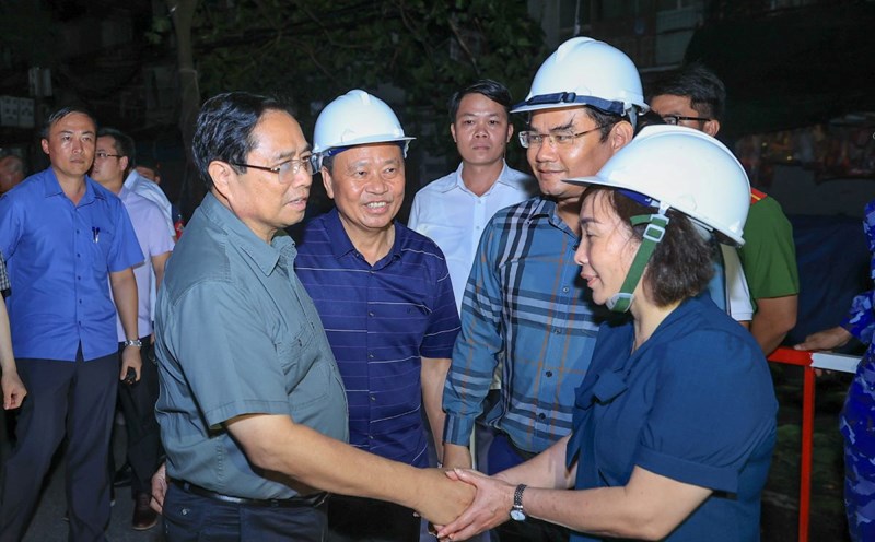 Thủ tướng Chính phủ Phạm Minh Chính kiểm tra, động viên công tác khắc phục hậu quả bão tại Hải Phòng chiều tối 8.9. Ảnh: Nhật Bắc