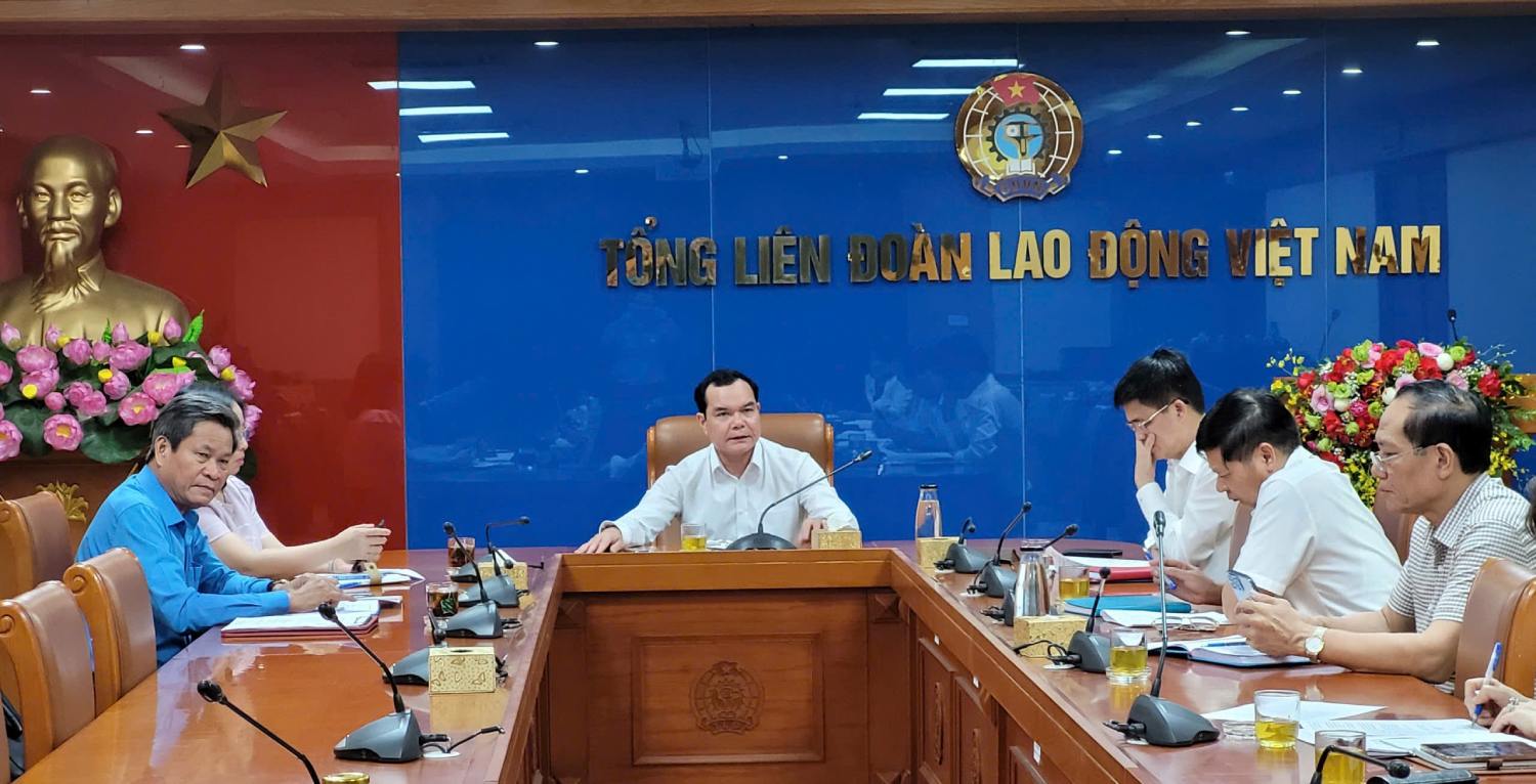 Mr. Nguyen Dinh Khang, member of the Party Central Committee, President of the Vietnam General Confederation of Labor chaired the meeting. Photo: Quang Hung