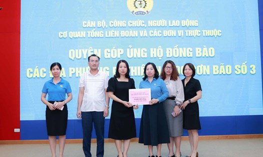Phó Chủ tịch Thường trực Tổng LĐLĐVN Thái Thu Xương (thứ 3, từ phải sang) nhận quyên góp ủng hộ đồng bào bị thiệt hại do bão số 3 từ các đơn vị. Ảnh: Hải Nguyễn