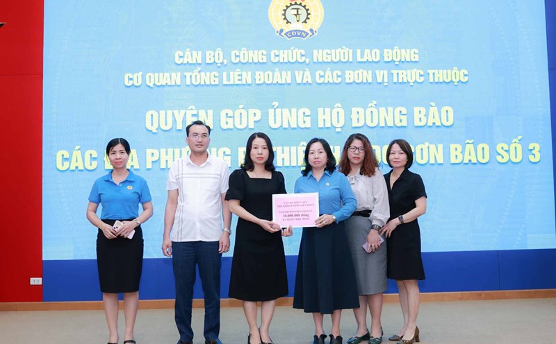 Phó Chủ tịch Thường trực Tổng LĐLĐVN Thái Thu Xương (thứ 3, từ phải sang) nhận quyên góp ủng hộ đồng bào bị thiệt hại do bão số 3 từ các đơn vị. Ảnh: Hải Nguyễn