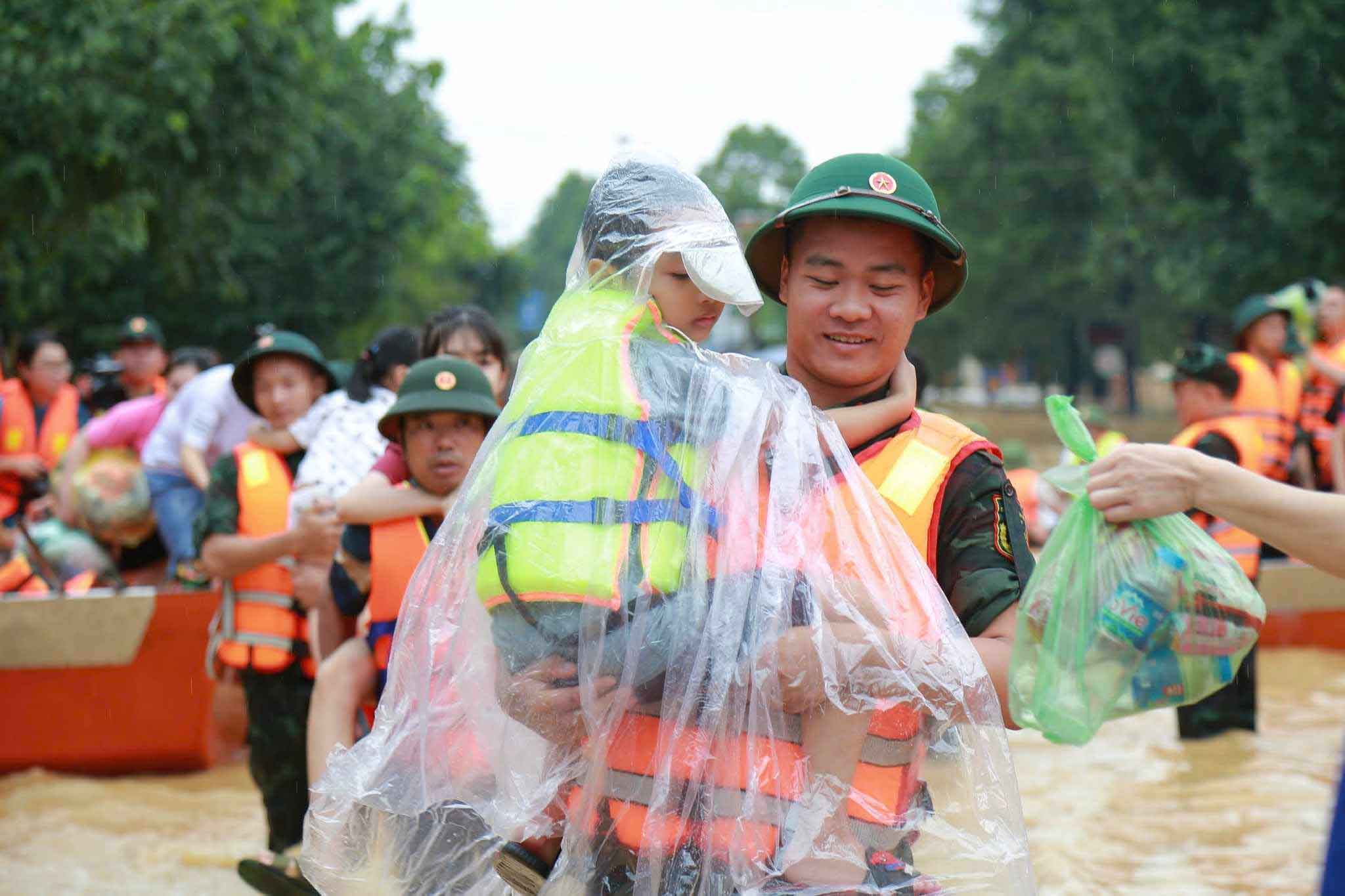 Khu vực ngập sâu ở Thái Nguyên sau bão số 3 vẫn tiếp tục mưa to.
