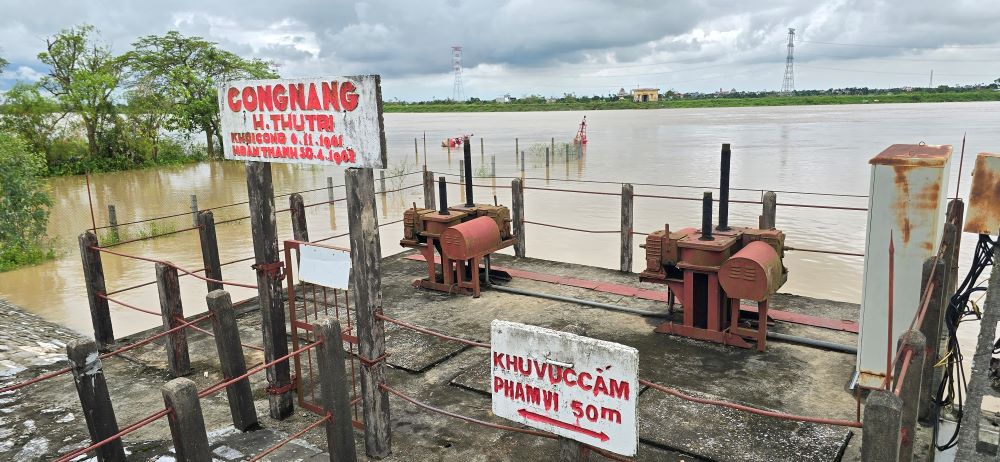 Nang Canal is one of the key points on Tra Ly dike. Photo: Trung Du