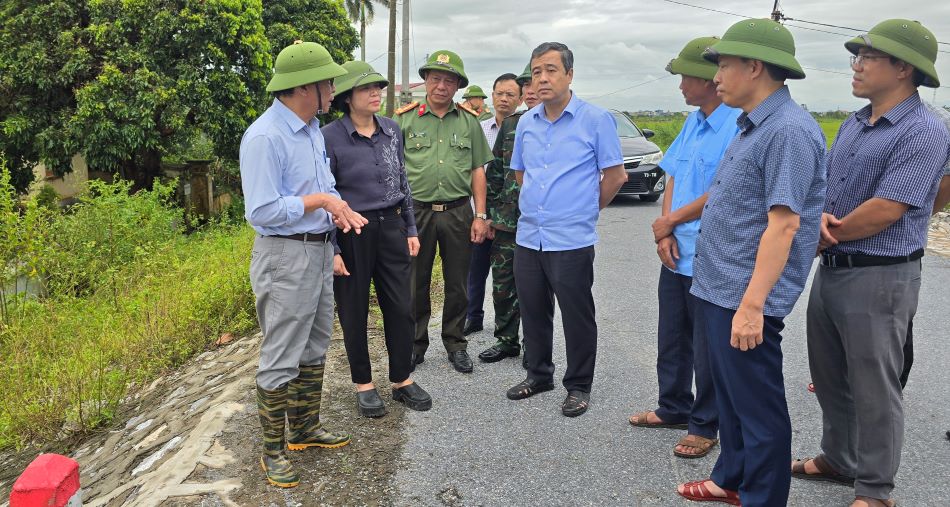 Mr. Ngo Dong Hai - Member of the Party Central Committee, Secretary of the Provincial Party Committee, Head of the National Assembly Delegation of Thai Binh province inspected and directed flood response at Nang sluice on the right dike of Tra Ly. Photo: Trung Du