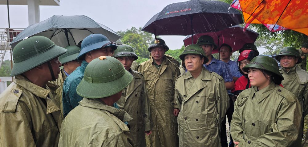 Bí thư Tỉnh ủy Thái Bình, Giám đốc Công an tỉnh, Phó Chủ tịch UBND tỉnh, Chủ tịch UBND huyện Vũ Thư kiểm tra tại cống Phù Sa trên đê tả Hồng Hà 2 chiều 10.9. Ảnh: Trung Du