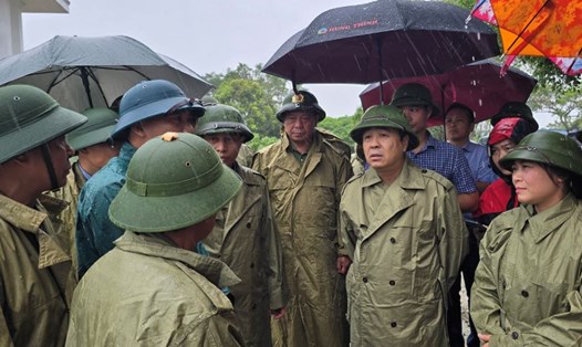 Bí thư Tỉnh ủy Thái Bình, Giám đốc Công an tỉnh, Phó Chủ tịch UBND tỉnh, Chủ tịch UBND huyện Vũ Thư kiểm tra tại cống Phù Sa trên đê tả Hồng Hà 2 chiều 10.9. Ảnh: Trung Du