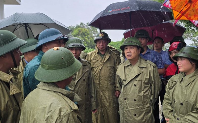 Bí thư Tỉnh ủy Thái Bình, Giám đốc Công an tỉnh, Phó Chủ tịch UBND tỉnh, Chủ tịch UBND huyện Vũ Thư kiểm tra tại cống Phù Sa trên đê tả Hồng Hà 2 chiều 10.9. Ảnh: Trung Du