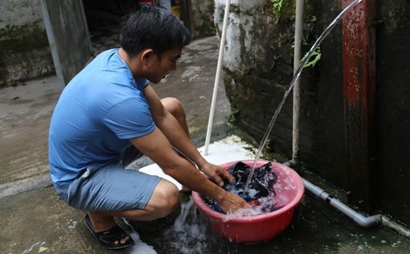 Công ty Nước sạch Hà Nội vừa ra thông báo tạm ngừng việc cắt nước trên địa bàn thành phố. Ảnh: Thùy Dung