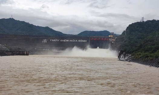 Hình ảnh Thủy điện Hòa Bình xả lũ được PV ghi nhận chiều 10.9. Ảnh: Đặng Tình