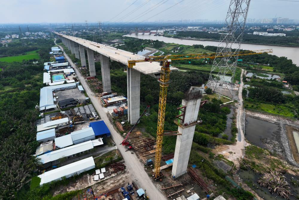 Doan duong dan len cau Binh Khanh bo phia Can Gio noi voi cau Phuoc Khanh ve phia Nhon Trach (Dong Nai) cung da co ban hoan thien.  