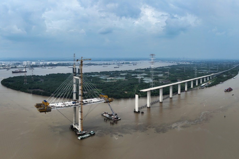  Chieu cao khoang khong giua gam cau voi mat nuoc duoc thiet ke de phuc vu cho nhung tau thuyen co trong tai lon, thuong xuyen luu thong tren song Soai Rap.