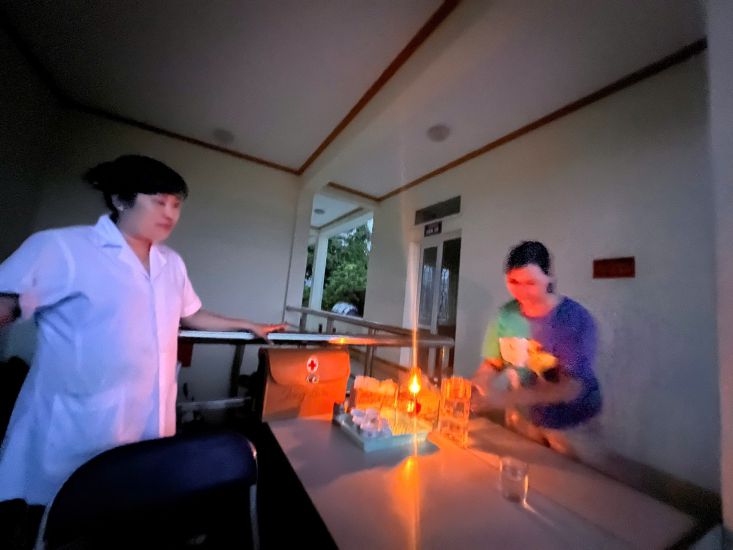 Trạm Y tế phường Nam Cường (Yên Bái) thắp đèn dầu cấp cứu người bệnh. Ảnh: Lê Hảo