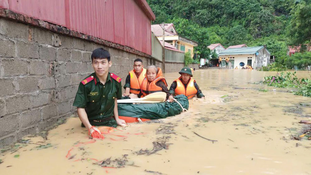 Công an Lạng Sơn giúp dân chạy lũ. Ảnh: Khánh Linh