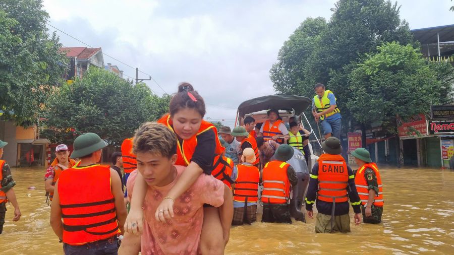 Lực lượng vũ trang cứu người dân mắc kẹt trong lũ ở Thái Nguyên.  Ảnh: Phùng Minh