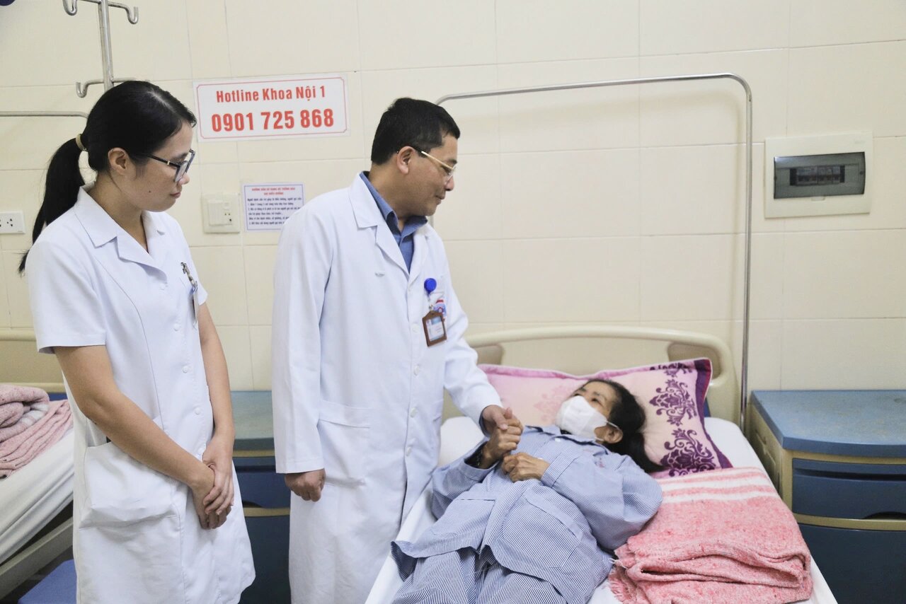 GS.TS Lê Văn Quảng, Giám đốc Bệnh viện K đến từng phòng tặng quà cho bệnh nhân ung thư có hoàn cảnh khó khăn, gia đình bị ảnh hưởng do cơn bão số 3 vừa qua. Ảnh: Trần Hà