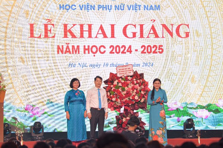 Hội Liên hiệp Phụ nữ Việt Nam tặng hoa chúc mừng Học viện Phụ nữ Việt Nam. Ảnh: Nhà trường cung cấp