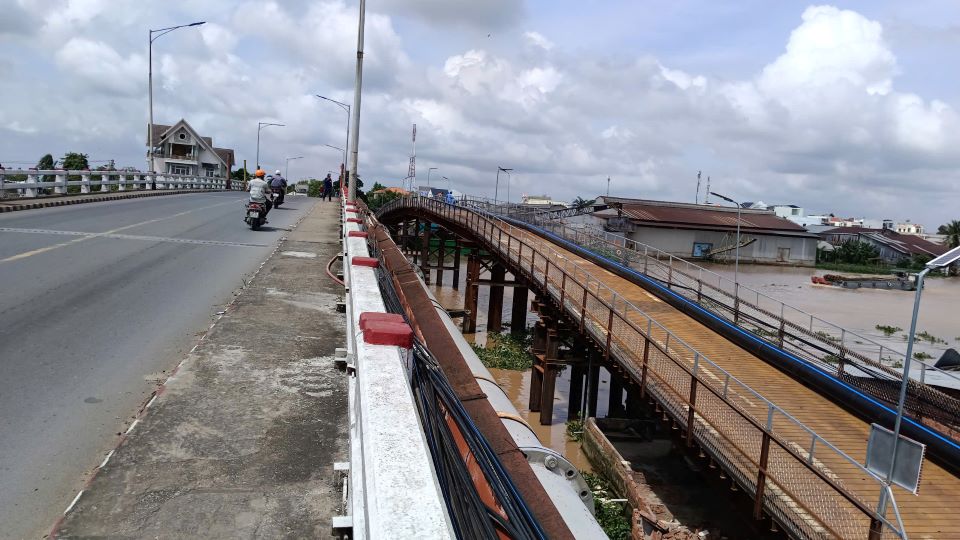 The temporary bridge built parallel to the existing Sa Dec bridge has been completed and is ready to serve two-wheeled vehicles when cutting off traffic on Sa Dec bridge. Photo: Thanh Nghia