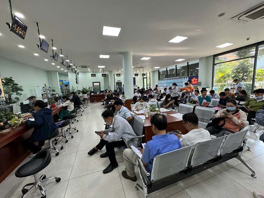 Người dân đi làm các thủ tục đăng ký đất đai tại TPHCM. Ảnh: Bảo Chương