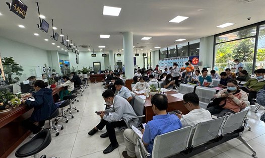 Người dân đi làm các thủ tục đăng ký đất đai tại TPHCM. Ảnh: Bảo Chương