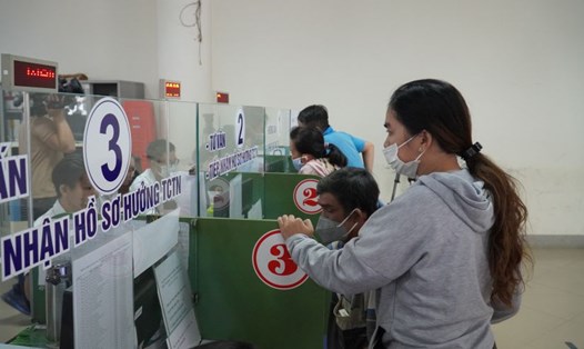 Người lao động làm thủ tục hưởng bảo hiểm thất nghiệp tại Trung tâm dịch vụ việc làm tỉnh Đồng Nai. Ảnh: Hà Anh Chiến