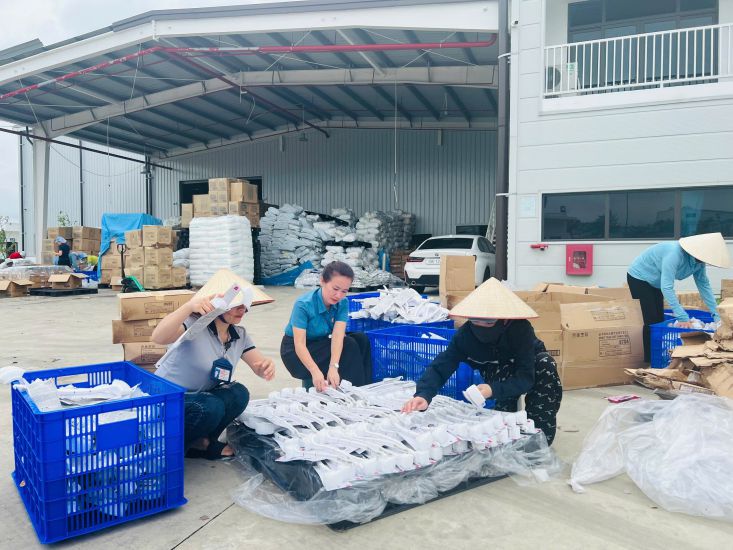 LĐLĐ huyện Vĩnh Bảo và công nhân hỗ trợ Công ty Iwahashi khắc phục thiệt hại do bão. Ảnh: Mai Dung