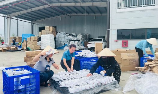 LĐLĐ huyện Vĩnh Bảo và công nhân hỗ trợ Công ty Iwahashi khắc phục thiệt hại do bão. Ảnh: Mai Dung