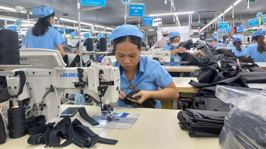 Công nhân của Công ty Cổ phần may Hòa Thọ - Đông Hà. Ảnh: Hưng Thơ