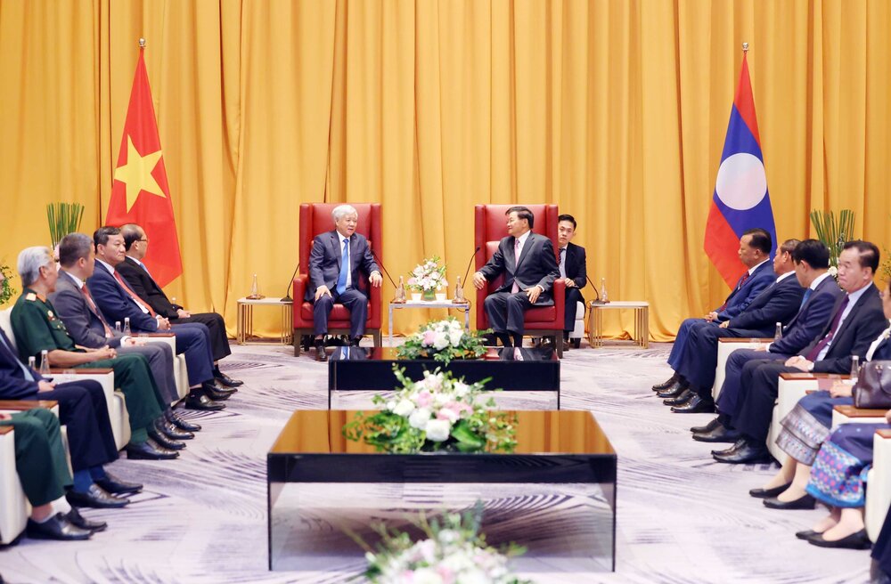 Tổng Bí thư, Chủ tịch nước Thongloun Sisoulith tiếp Ủy viên Bộ Chính trị, Bí thư Trung ương Đảng, Chủ tịch Ủy ban Trung ương Mặt trận Tổ quốc Việt Nam Đỗ Văn Chiến cùng đoàn Ủy ban Trung ương Mặt trận Tổ quốc Việt Nam và Hội Hữu nghị Việt Nam - Lào. Ảnh: TTXVN