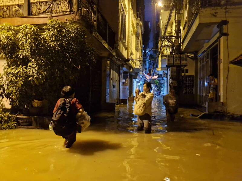 20h ngay 10.9, nuoc lu tiep tuc dang cao trong ngo 823 Hong Ha (quan Hoan Kiem, Ha Noi). Anh: Thu Giang