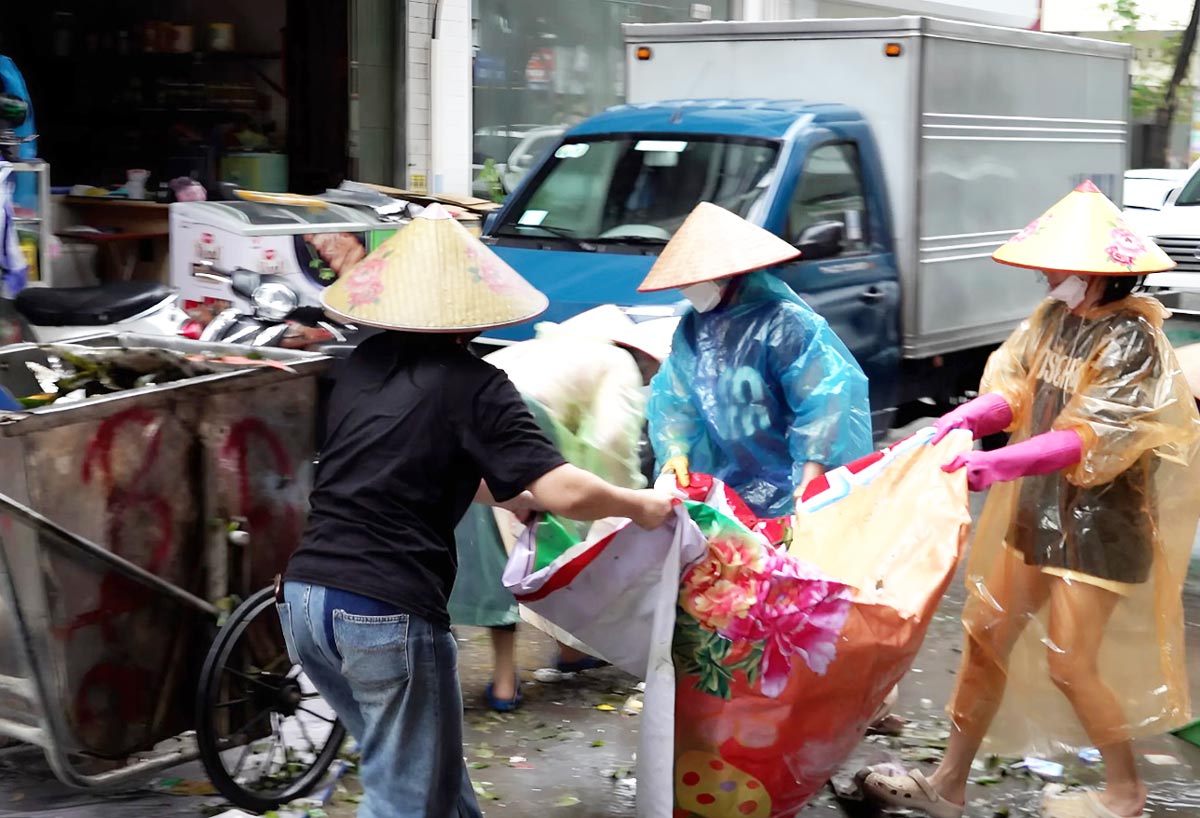 Đội xung kích tình nguyện vệ sinh môi trường phố Hồng Ngọc, khu 6, phường Bạch Đằng, TP Hạ Long, tỉnh Quảng Ninh. Ảnh: Đoàn Hưng